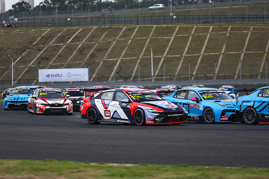 Key Moments Azcona Vs Three Lynk Co Cars In China Fia Tcr