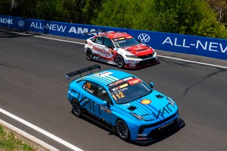 Urrutia wins Bathurst’s Race 1 and Huff takes the points lead