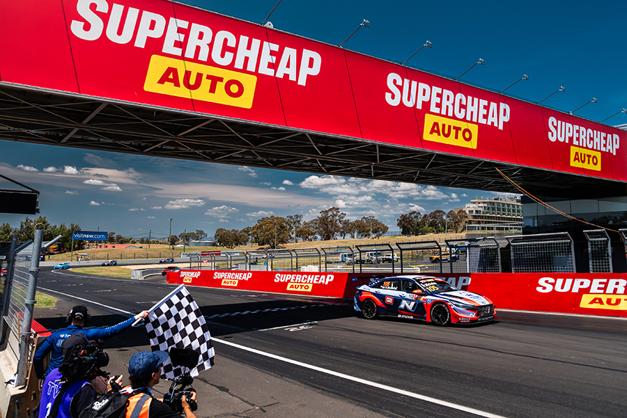 Michelisz wins a thrilling Race 2 and jumps back on top