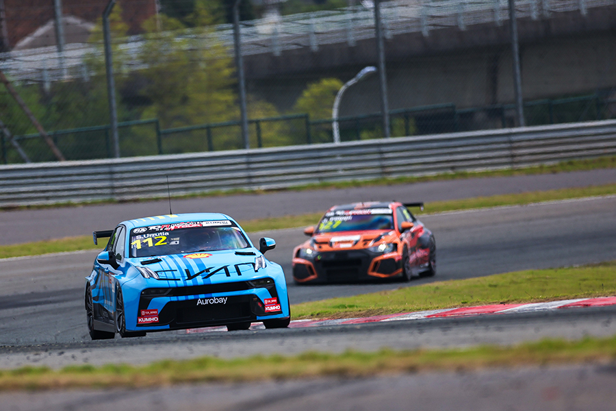 Urrutia leads both practices in different conditions at Zhuzhou