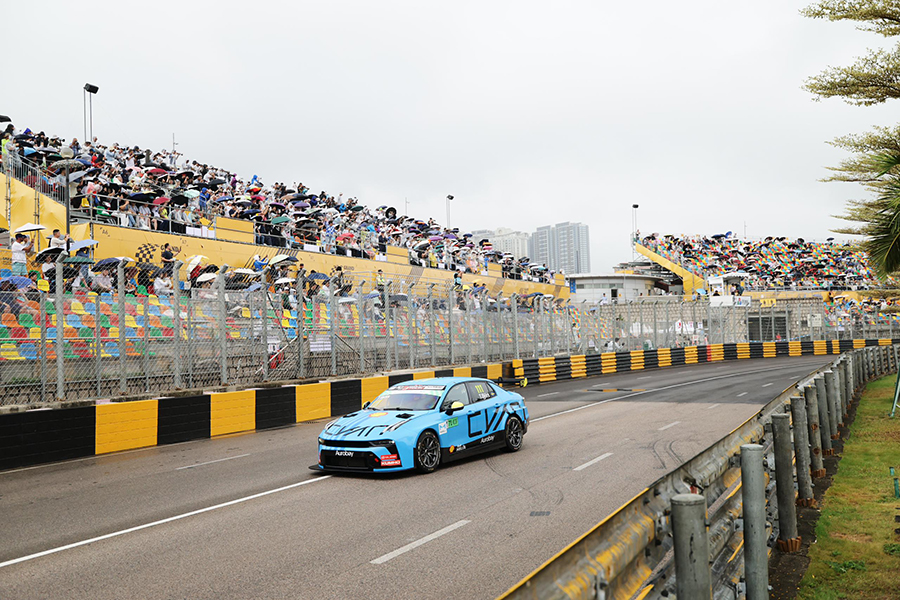 Björk scores critical pole position in dramatic Macau qualifying