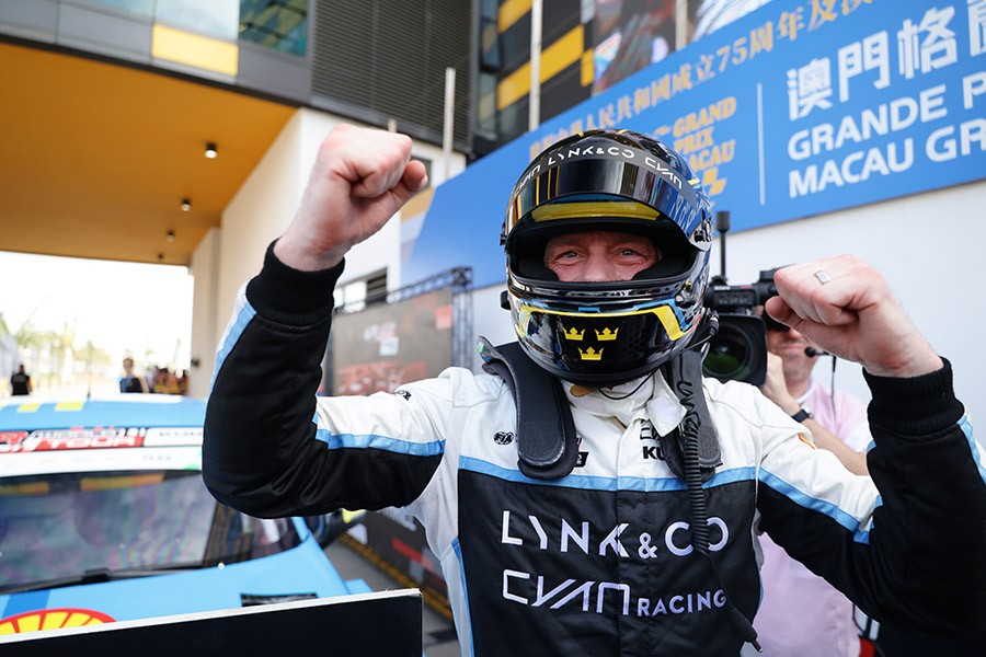 Björk wins the first race at Macau and closes to within five points